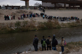 Thousands of migrants from Latin America wait at the southern border of the United States for Title 42 to end, the Texas Governor ordered the Texas National Guard to maintain surveillance on the border to prevent the massive entry of migrants