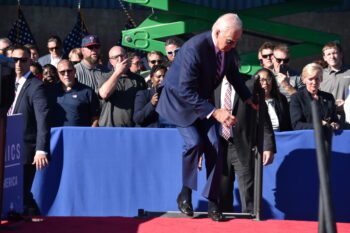 (NEW) US President Trips & Falls on Stage Before his speech in Philadelphia. October 13, 2023, Philadelphia, Pennsylvania, USA: US President Joe Biden trips and falls on stage prior to delivering remarks on the killing of a Philadelphia police officer, the Israel-Hamas war and Bidenomics at Tioga Marine Terminal in Philadelphia. Credit: Kyle Mazza/TheNews2 (Foto: Kyle Mazza/Thenews2/Deposit Photos)