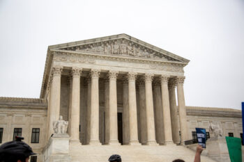 (NEW) Protest in front of US Supreme Court over Roe V. Wade. May 3, 2022, Washington DC, Maryland, USA: Outside of the United States Supreme Court in Washington DC, protestors have gathered to voice their response to the leaked ruling that would overturn Roe V. Wade, the contentious right for women to legally have an abortion in the United States. The law has been in place in the United States since 1973.
Credit: Steven Ramaherison/Thenews2 (Foto: Steven Ramaherison/TheNews2/Deposit Photos)