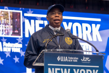(NEW) Rally And Vigil Held In New York City To Stand With Israel After Hamas Attack. October 10, 2023, New York, New York, USA: New York City Mayor Eric Adams speaks at a 'New York Stands With Israel' vigil and rally on October 10, 2023 in New York City.   Around the country and world, supporters of Israel are attending gatherings to show support for Israel following last weekends attacks by Palestinian militants that has left hundreds of civilians dead and over a hundred hostages taken into Gaza.  (Credit: M10s / TheNews2) (Foto: M10s/Thenews2/Deposit Photos)