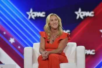 (NEW) Marjorie Taylor Greene delivers remarks at the Conservative Political Action Conference 2022 in Dallas, Texas. August 5, 2022, Dallas, TX, USA. Marjorie Taylor Greene delivers remarks during the Conservative Political Action Conference (CPAC), held in the state of Texas, in United States, on Friday (5). Marjorie Taylor Greene, also known by her initials MTG, is an American politician, and businesswoman who has served as the U.S. representative for Georgia's 14th congressional district since 2021.The conference is broadcast live on the CPAC website and online on Fox Nation. Credit: Kyle Mazza/TheNews2 (Foto: Kyle Mazza/TheNews2/Deposit Photos)